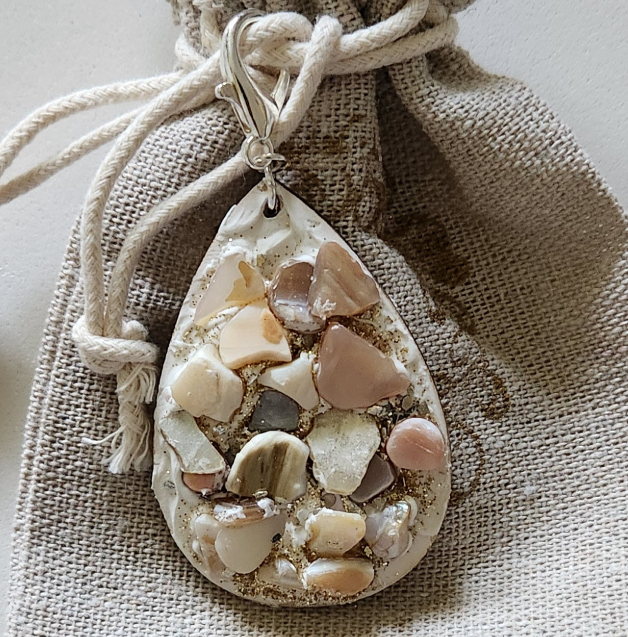 Handmade teardrop keychain with real shells, glitter, and silver hook. Perfect as a wedding favor, baptism gift, or unique keepsake.