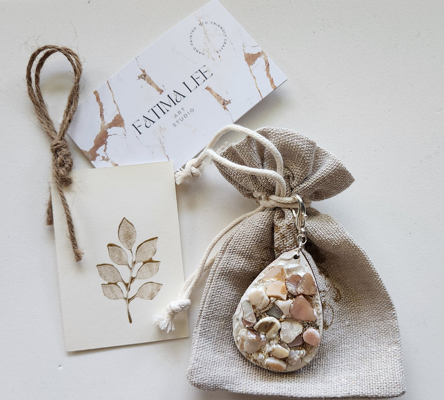 Handmade teardrop keychain with real shells, glitter, and silver hook. Perfect as a wedding favor, baptism gift, or unique keepsake.