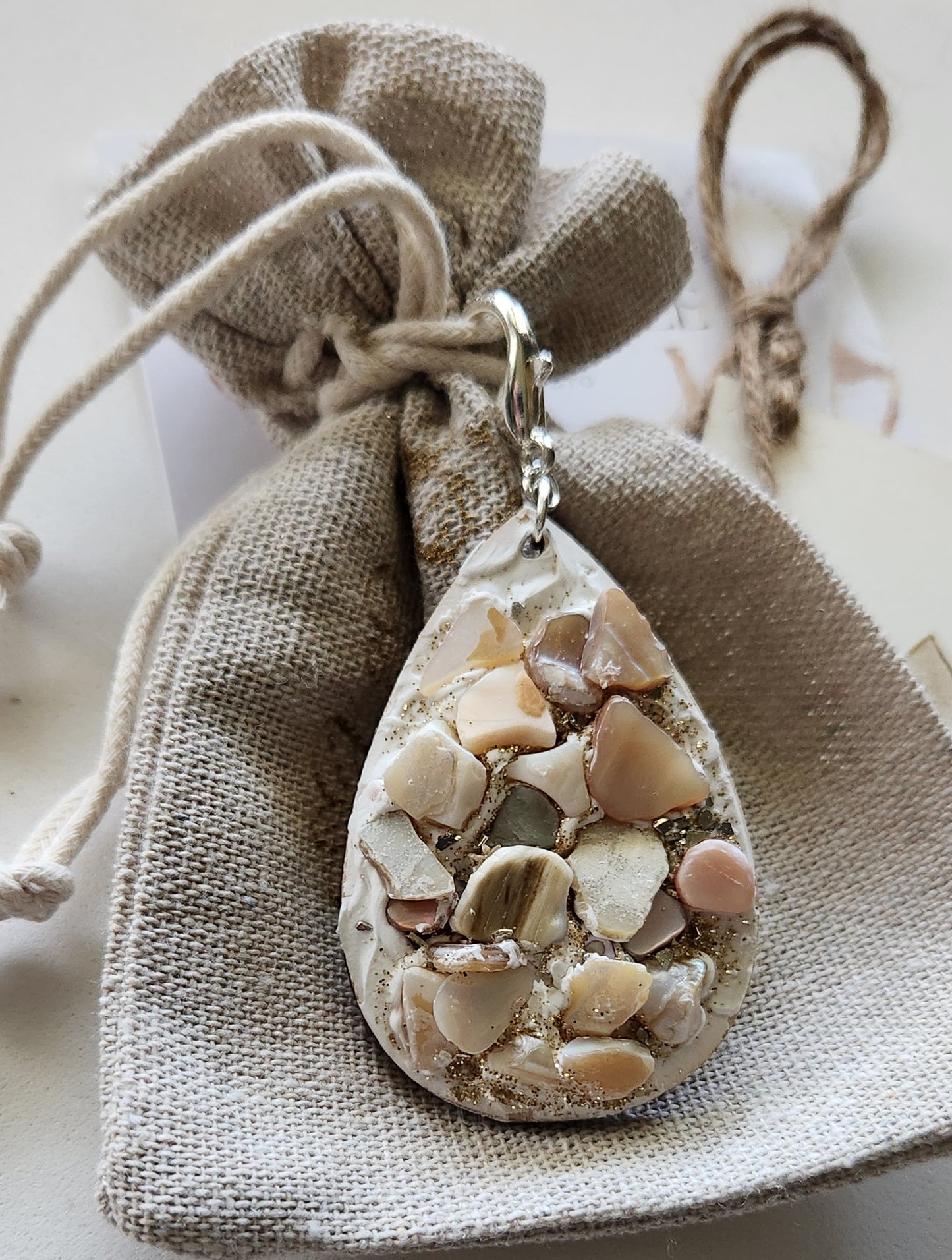 Handmade teardrop keychain with real shells, glitter, and silver hook. Perfect as a wedding favor, baptism gift, or unique keepsake.