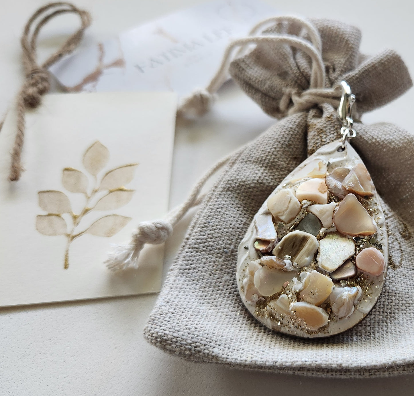 Handmade teardrop keychain with real shells, glitter, and silver hook. Perfect as a wedding favor, baptism gift, or unique keepsake.