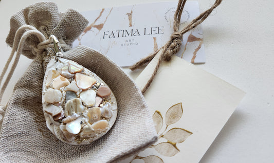 Handmade teardrop keychain with real shells, glitter, and silver hook. Perfect as a wedding favor, baptism gift, or unique keepsake.