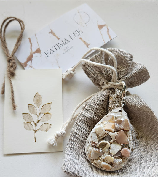 Handmade teardrop keychain with real shells, glitter, and silver hook. Perfect as a wedding favor, baptism gift, or unique keepsake.